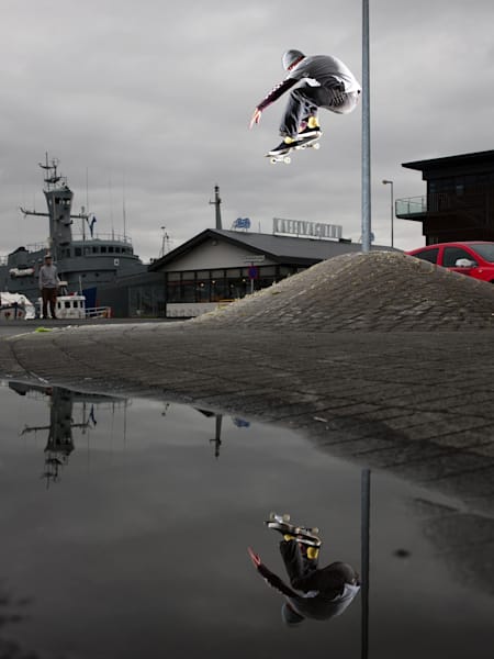 Josh Matthews pose un Shifty Ollie en skateboard lors d'un voyage de skate à Reykjavik en Islande