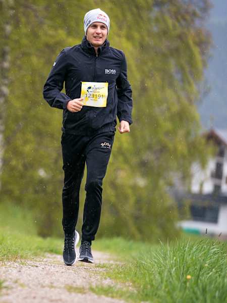 Golf-Profi Matthias Schwab läuft den Wings for Life World Run 2020 daheim mit der App.