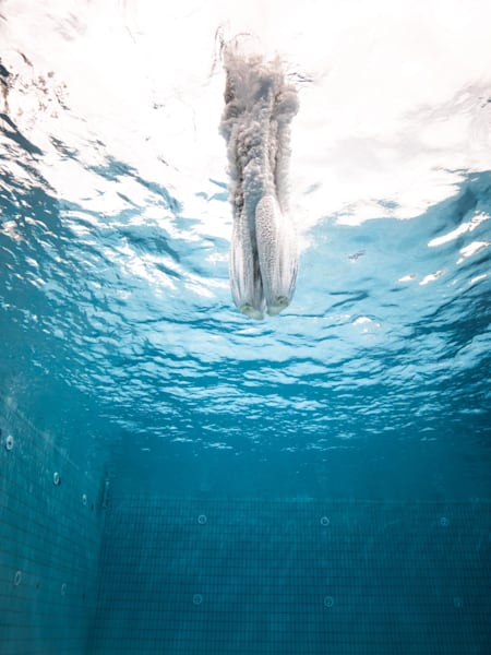 Um mergulhador entra na água a grandes velocidades