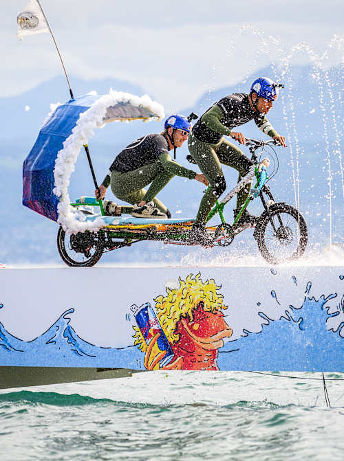 Tím Point Break a la Alaia vystupuje počas pretekov Red Bull Tandem Splash v Lausanne vo Švajčiarsku 14. septembra 2025.
