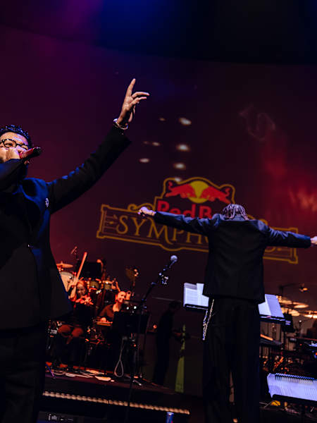 DYSTINCT en sor lichten het podium op met een dynamisch optreden tijdens Red Bull Symphonic, gehouden in Theater Amsterdam in Nederland op 18 december 2025