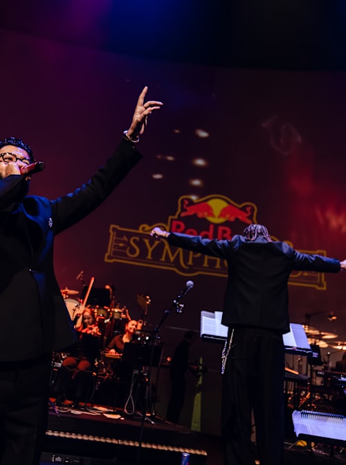 DYSTINCT en sor lichten het podium op met een dynamisch optreden tijdens Red Bull Symphonic, gehouden in Theater Amsterdam in Nederland op 18 december 2025