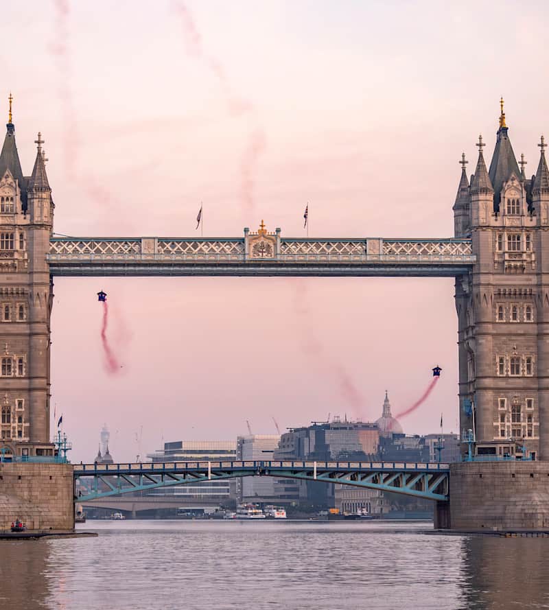 世界初！】ウイングスーツでロンドン・タワーブリッジを通過！ | 世界