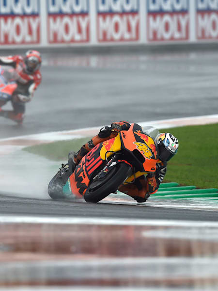 L'Espagnol Pol Espargaro pilote sous la pluie pendant le Grand Prix de MotoGP de Valence en 2018