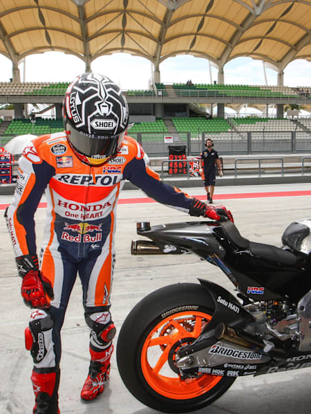 Im Pit nach der Testrunde: Márquez bei der Arbeit