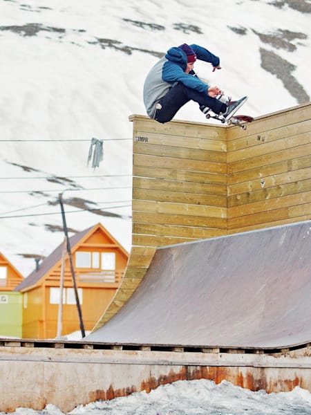 Karsten Kleppan hace un Frontside Flip en Spitsbergen, Noruega, fotografía de Brian Gaberman.