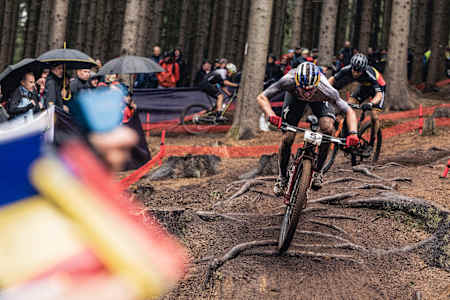 Martin Vidaurre roule en VTT cross-country durant l'étape de la Coupe du monde UCI 2023 à Nove Mesto en République Tchèque.
