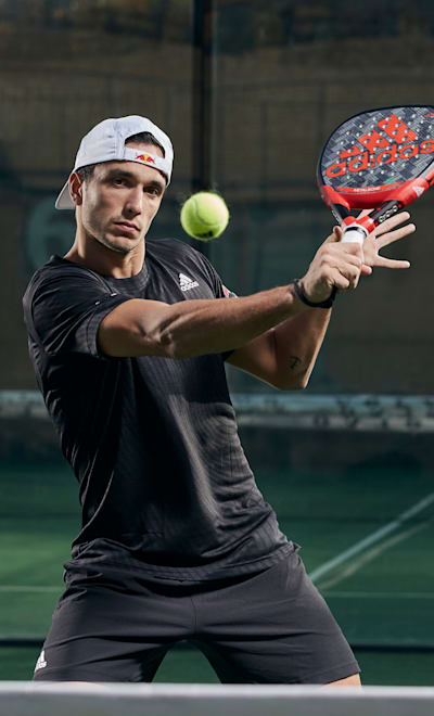 Ale Galan se entrena en una pista de pádel de Madrid, en febrero de 2022.