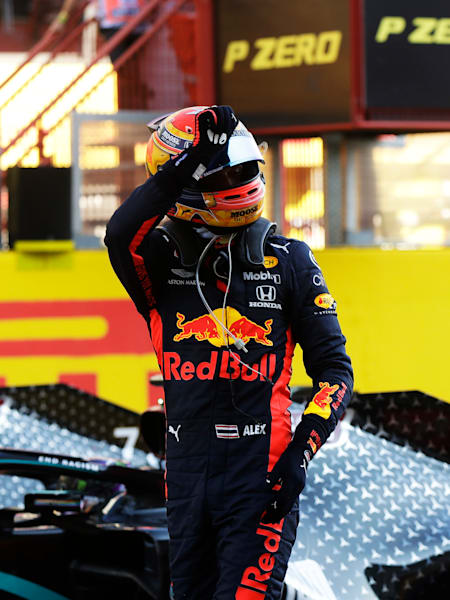 Alex Albon, el piloto de Red Bull Racing, celebra su tercer puesto en el Gran Premio de la Toscana de F1 en el Circuito de Mugello, Italia, el 13 de septiembre de 2020.