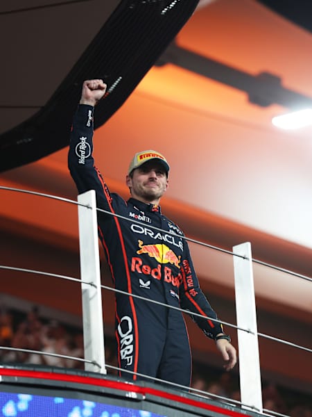 Le vainqueur de la course, le Néerlandais Max Verstappen et Oracle Red Bull Racing, célèbre sur le podium lors du Grand Prix de F1 d'Abu Dhabi sur le circuit de Yas Marina, le 07 décembre 2025.