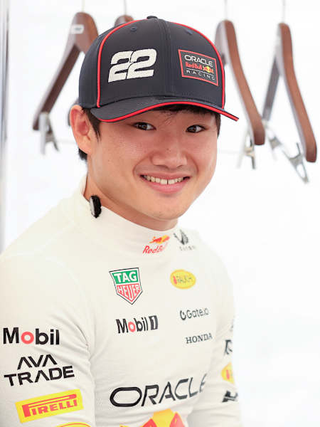 Yuki Tsunoda aus Japan und Oracle Red Bull Racing bereitet sich während eines Oracle Red Bull Racing Show Runs am 02. April 2025 in Tokio, Japan, auf die Fahrt vor. 