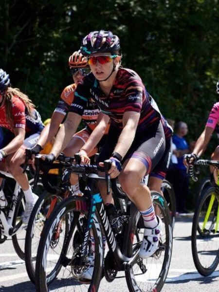 Die Radfahrerinnen der Tour de France Femmes 2023 fahren auf ihren Bikes durch Laguépie.