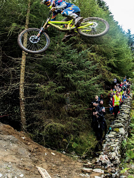 Al Bond pins it down the mountain