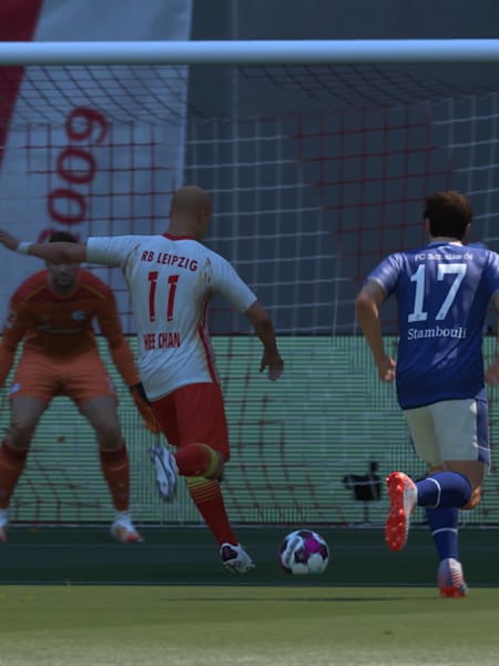 RB Leipzig-Spieler Hee-chan Hwang kurz vor dem Torschuss in einem FIFA 21-Spiel gegen den FC Schalke 04.