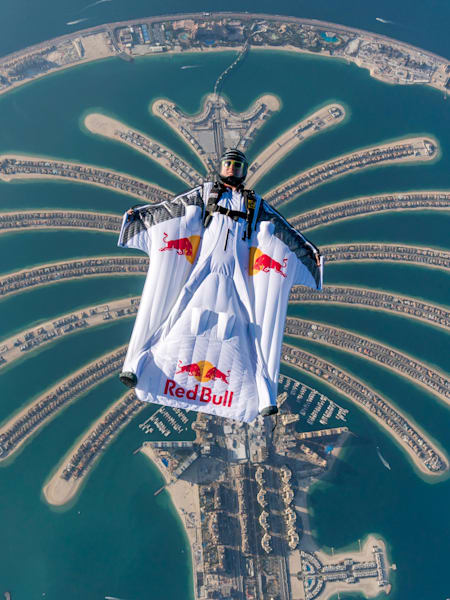 Dani Román vuela con su wingsuit