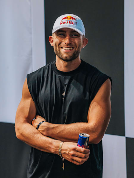 Jake Dearden pose pour un portrait lors des championnats du monde d'Hyrox 2024 à Nice, en France.