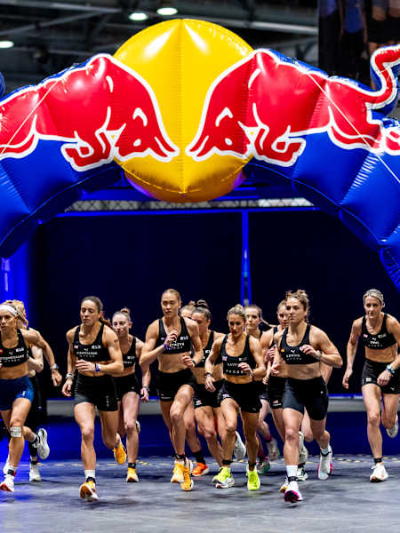 HYROX Elite 15 Frauen stürmen unter einem Red Bull Bogen nach vorne