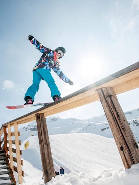 Katie Ormerod mostrando sus habilidades con su tabla de snowboard.