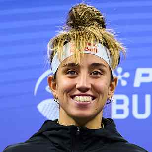Paula Josemaría, Bea González, Fede Chingotto y Alejandro Galán posan con sus trofeos tras ganar el Premier Padel P1 de Buenos Aires, en Argentina, en mayo de 2026.