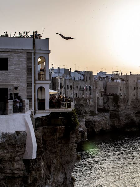 Owen Weymouth salta desde la terraza de Casa Favale durante la tercera parada de las Series Mundiales de Red Bull Cliff Diving en Polignano a Mare, Italia, el 21 de julio de 2017.