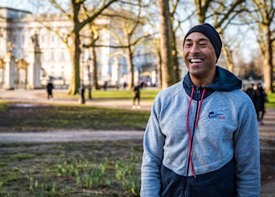 Wings for Life World Run Sportdirektor Colin Jackson lacht beim Lauftraining 2020 in London.