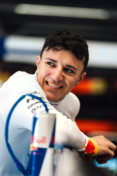 マシンを降りてリラックスした表情を見せるアイザック・ハジャー