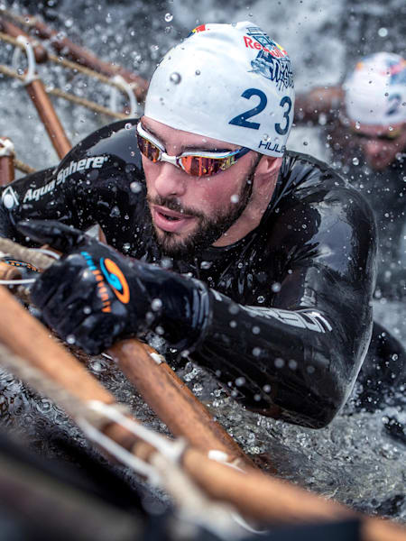 Le nageur de Swansea Dan Jones a remporté la compétition de nage en eau froide Red Bull Neptune Steps à Glasgow en Écosse.
