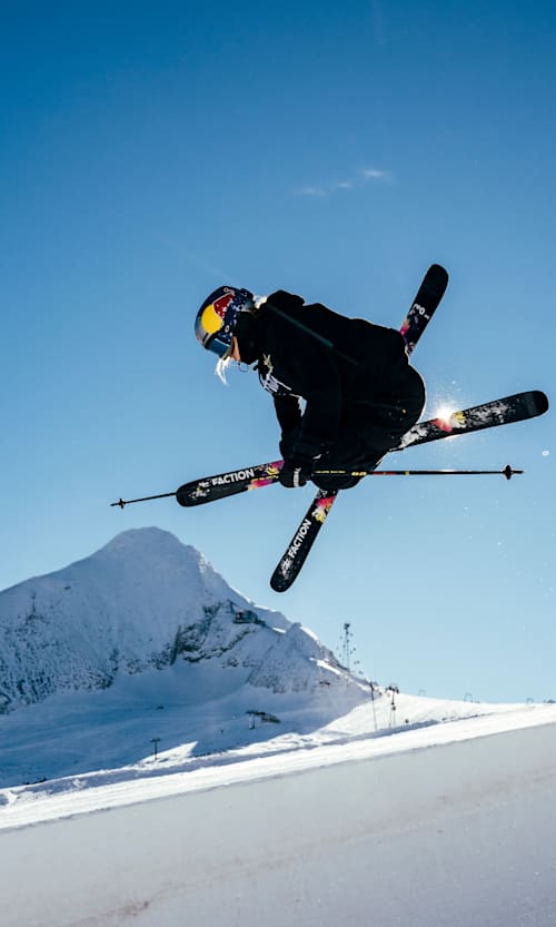 Ейлін Гу катається на хафпайпі в Кіцштайнгорні, Австрія, 23 листопада 2023 року.