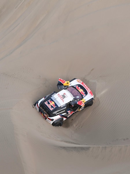 Sébastien Loeb dans le désert, le jour où il arrêté le Dakar 2018.