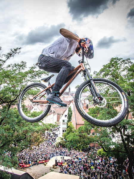 Emil Johansson en acción durante el Red Bull District Ride 2017.