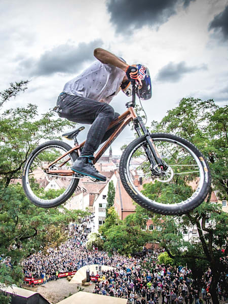 Emil Johansson en acción durante el Red Bull District Ride 2017.
