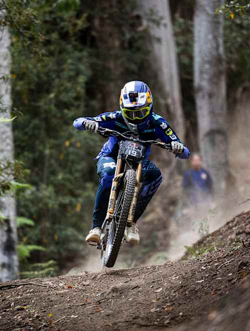 Asa Vermette podbija szlak w Red Bull Hardline 2025 w Maydena Bike Park na Tasmanii w Australii, prezentując ekstremalne zjazdy na rowerze górskim w otoczeniu bujnego lasu.