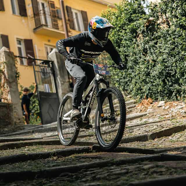 Pedro Burns stürzt sich am 24. August 2025 beim Red Bull Cerro Abajo in Genua, Italien, den Stadtkurs hinunter und bringt epische Mountainbike-Action ins Teatro Nazionale Genova