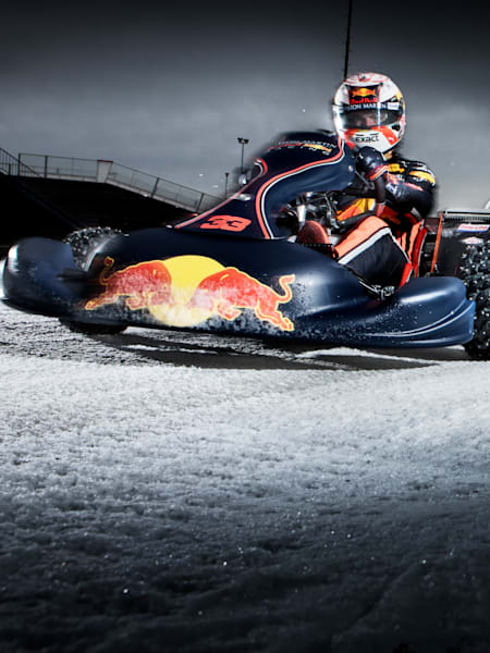 Max Verstappen rijdt op ijs in Biddinghuizen