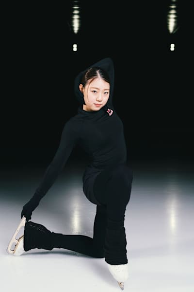La patineuse artistique japonaise Rika Kihira exécute une posture maîtrisée sur la glace.
