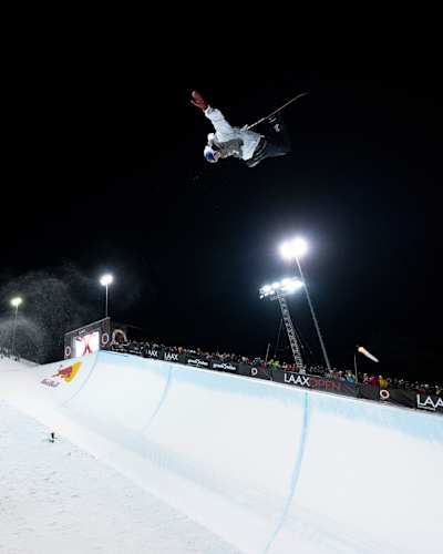 Scotty James fliegt beim Laax Open 2024 Snowboard-Event durch die Nachtluft