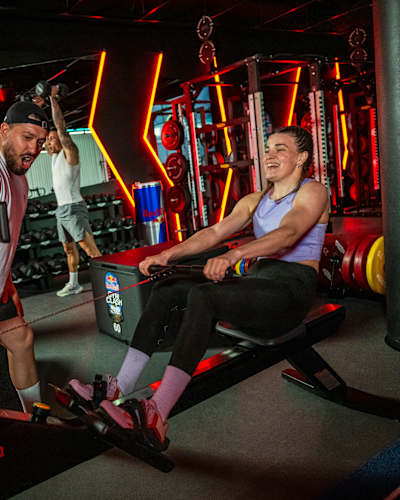 Die Teilnehmer:innen absolvieren beim Red Bull Gym Clash 2025 in Salzburg, Österreich ein intensives Training.