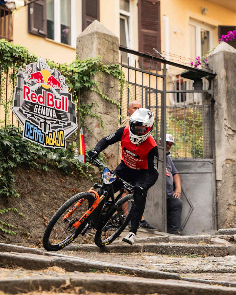 Myriam Nicole bike check Commencal Supreme 29er DH