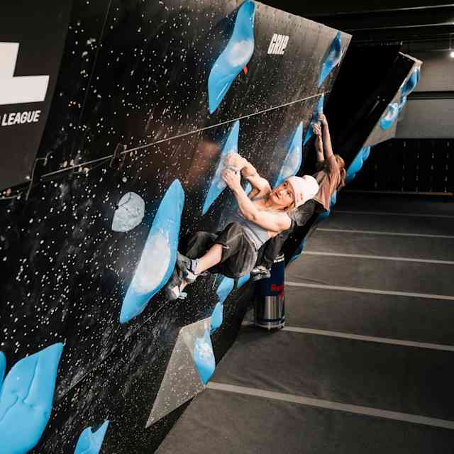Les grimpeuses Shauna Coxsey et Erin McNeice escalade un mur lors du PCL Test Event à Nimègue, aux Pays-Bas, le 15 décembre 2025.