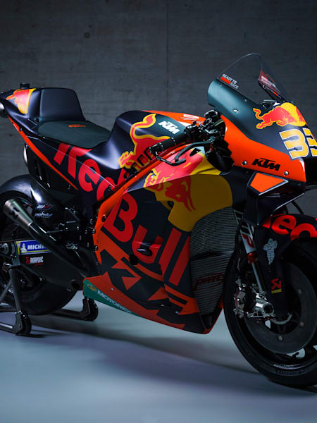 El piloto de MotoGP, Brad Binder, con su nueva KTM para 2021.