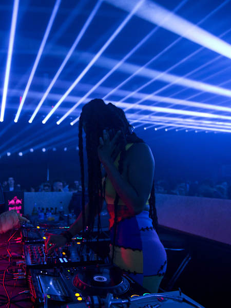 DJ Juliana mixe sous un jeu de lumières futuriste qui sublime son set.