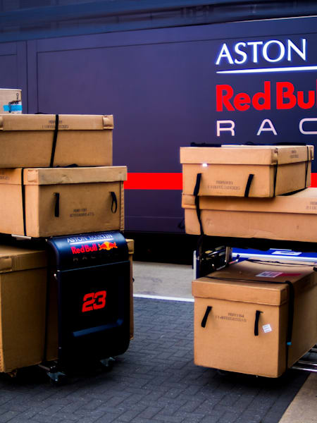 Tiimi pakkaa yleensä tonneittain lentorahtia ja muita tarvikkeita.