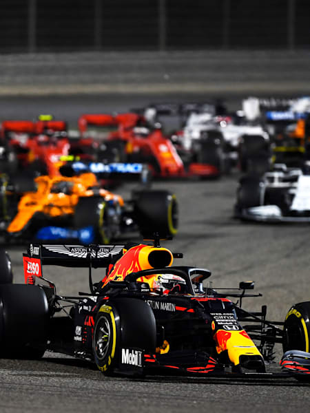 Max Verstappen ligt vooraan in het veld van de race