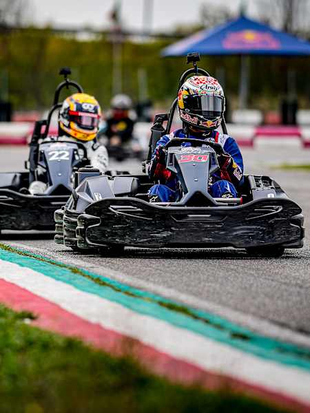 Takaaki Nakagami et Yuki Tsunoda font du karting à San Mauro a Mare, Italie, en septembre 2021.
