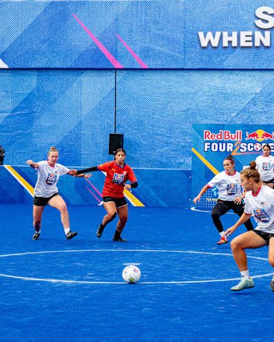 Beim Red Bull Four 2 Score World Final 2024 in Leipzig, Deutschland, liefern sich Spieler des Teams USA und des Teams Kanada einen erbitterten Wettkampf im Hallenfußball