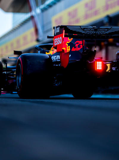 El piloto neerlandés de Fórmula Uno, Max Verstappen, circula con su monoplaza por el pit lane del circuito de Silverstone en el Reino Unido.