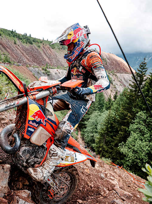 Uczestnik zawodów Red Bull Erzbergrodeo na górze Erzberg w Eisenerz, Austria, 11 czerwca 2023 r.   