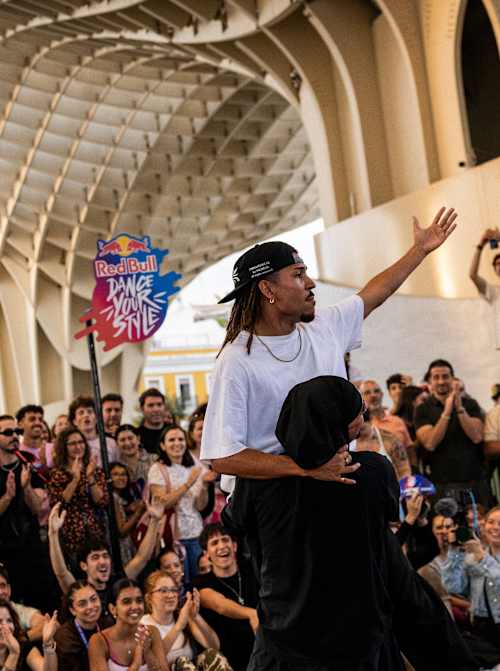 Anubis y P. Vibes cautivan a la multitud durante el Red Bull Dance Your Style Qualifier en Sevilla, España, el 2 de mayo de 2026, encarnando la electrizante energía del street dance de Red Bull