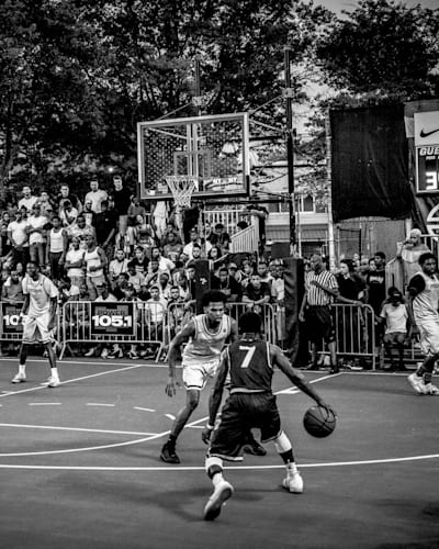 Streetballer beim Spiel in der Dyckman League auf einem Court in New York.