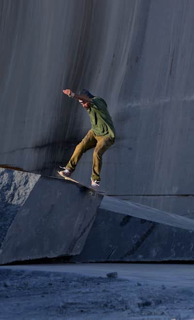 Snowboarder Hits Iconic Los Angeles Skate Spot - Snowboarder